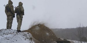 Ουκρανοί στρατιώτες επιτηρούν τα σύνορα με τη Ρωσία