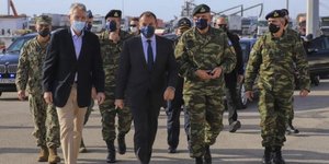 Ο υπουργός Εθνικής Άμυνας με τον αμερικάνο Πρέσβη και τον Αρχηγό ΓΕΕΘΑ