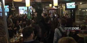 Πανηγυρισμοί από τους συγκεντρωμένους στο πολιτικό γραφείο του Νίκου Ανδρουλάκη στο Ηράκλειο