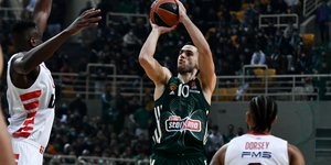 Ο Παπαπέτρου σουτάρει στο ματς με τον Ολυμπιακό