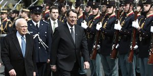 Καρολος Παπούλιας, Νίκος Αναστασιάδης 