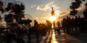 Κόσμος στο παραλιακό μέτωπο της Θεσσαλονίκης