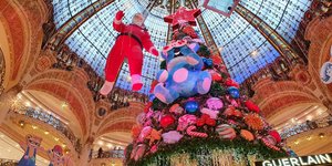 Όμορφες χριστουγεννιάτικες εικόνες στη Galeries Lafayette