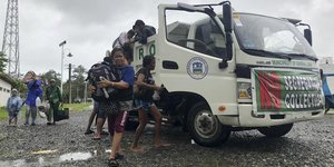 Χιλιάδες Φιλιππινέζοι εγκαταλείπουν τα σπίτια τους λόγω του τυφώνα Ράι