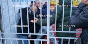 Η στιγμή που οι θεματοφύλακες του Συντάγματος αρπάζουν τον γυμνασιάρχη
