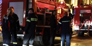 όχημα πυροσβεστικής με πυροσβέστες