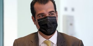 Θάνος Πλεύρης κιτρινη γραβατα