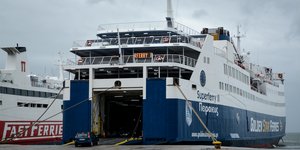 πλοιο της γραμμής επιβιβάζει στον Πειραιά