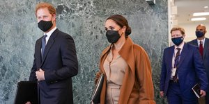 Πρίγκιπας Χάρι και Μέγκαν Μαρκλ με μάσκες