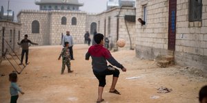 Προσφυγόπουλα από τη Συρία παίζουν μπάλα σε δομή στα σύνορα με Τουρκία