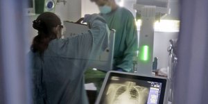 Ιατρονοσηλευτικό προσωπικό σε νοσοκομείο της Ισπανίας