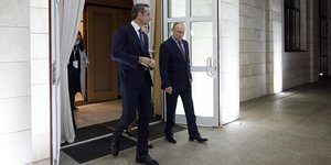 Βλάντιμιρ Πούτιν, Κυριάκος Μητσοτάκης περπατανε 