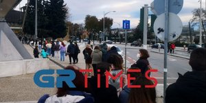 Μεγάλες ουρές στη Θεσσαλονίκη για τα rapid test