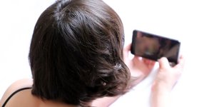 μια κοπέλα με ένα smartphone