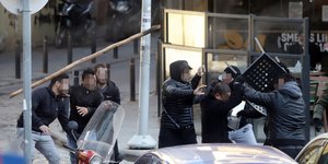 Αγρια συμπλοκή μεταξύ Ρομά έξω από τα δικαστήρια Θεσσαλονίκης