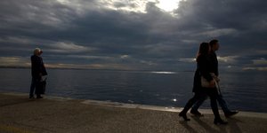 σύννεφα καιρός παραλία στη Θεσσαλονίκη άνθρωποι περπατούν