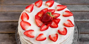 Συνταγή για γλυκό ψυγείου με φράουλες και κρέμα