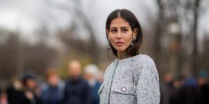 Γυναίκα με σακάκι και σκουλαρίκια