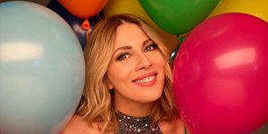 Η Σμαράγδα Καρύδη με κίτρινο παλτό