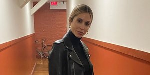 Η Σοφία Καρβέλα με καμηλό παλτό