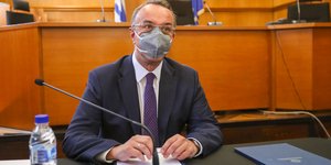 Χρήστος Σταϊκούρας γκρι μασκα