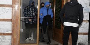 Ο Στάθης Παναγιωτόπουλος με χειροπέδες βγαίνει από το σπίτι του μετά την έρευνα