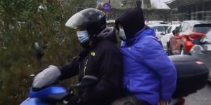 Στάθης Παναγιωτόπουλος σε μηχανάκι