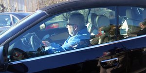 Ο Στάθης Παναγιωτόπουλος στο αυτοκίνητό του πάει να παραδοθεί στην αστυνομία