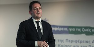 Στέλιος Πέτσας δεμένα χερια