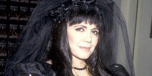 Η συγγραφέας Αν Ράις ντυμένη με μαύρο νυφικό σε παρουσίαση βιβλίου της 