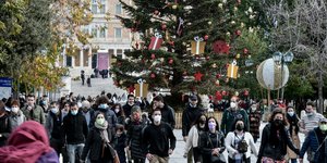 Κόσμος στο στολισμένο για τα Χριστούγεννα Σύνταγμα 