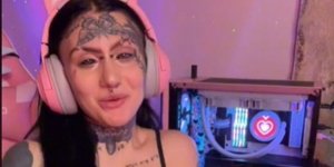 22χρονη που ξόδεψε μια περιουσία για εμφυτεύματα και τατουάζ