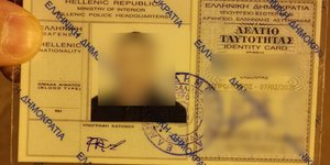 Ταυτότητα, κύκλωμα αστυνομικών 