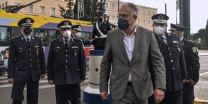 Ο Τάκης Θεοδωρικάκος μοιράζει δώρα στους τροχονόμους