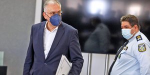 Τάκης Θεοδωρικάκος κοιταει πλαγια