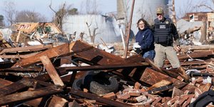 Τα συντρίμμια που άφησε πίσω της η κακοκαιρία/ Φωτογραφία AP Mark Humphrey