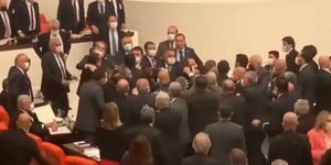 Σκηνές απείρου κάλλους στη Βουλή της Τουρκίας