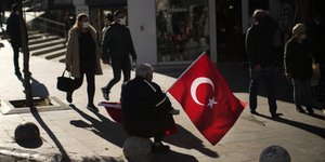 Σε απελπιστική κατάσταση αρκετοί Τούρκοι πολίτες λόγω της κατρακύλας στην οικονομία