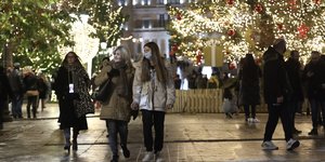 τρεις στο συνταγμα