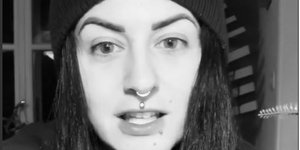 εικαστικός Νίκη Τριανταφυλλοπούλου με σκουφι 