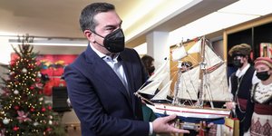 Ο Αλέξης Τσίπρας με χριστουγεννιάτικο καραβάκι 