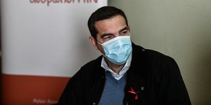 Αλέξης Τσίπρας κοκκινο φιογκάκι