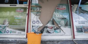 Εξω από το κατάστημα που σημειώθηκε η δολοφονία 