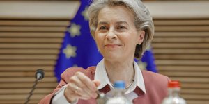 Ουρσουλα Φον Ντερ Λαιεν με σαπιο μηλο