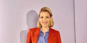 Η Βίκυ Καγιά με λευκή τουαλέτα