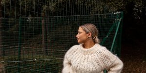 γυναίκα με πουλόβερ