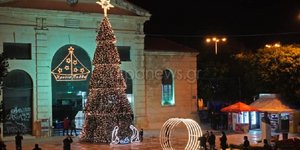 Φωταγωγήθηκε το Χριστουγεννιάτικο δέντρο στα Χανιά