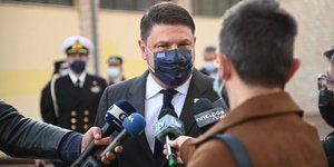 Νίκος Χαρδαλιάς μασκα μικροφωνα