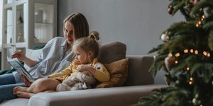 Μαμά και κόρη διαβάζουν παιδικά βιβλία