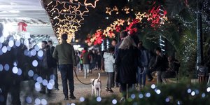 Κόσμος στο χριστουγεννιάτικα στολισμένο ΚΠΙΣΝ